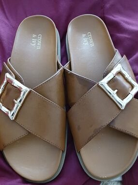 Crown & Ivy Women's Brown Slide Sandals with Buckle